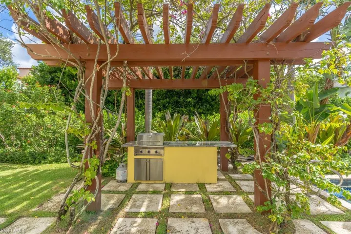 300  3RD S AVE, Naples, FL 34102