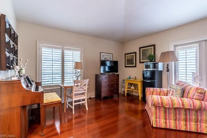 300  3RD S AVE, Naples, FL 34102
