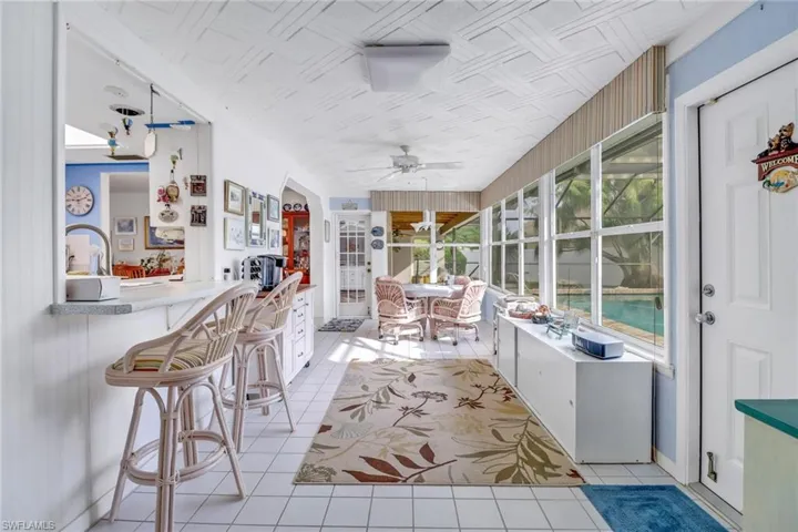 Sunroom / solarium with ceiling fan