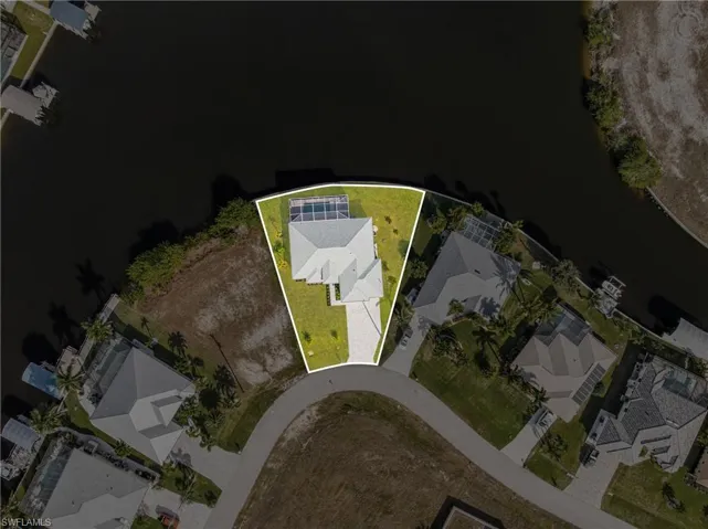 Aerial view of property's location featuring property boundaries highlighted and a nearby body of water