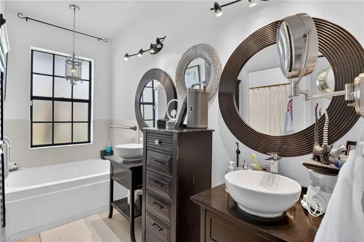 Owners' bath with separate vanities and tub