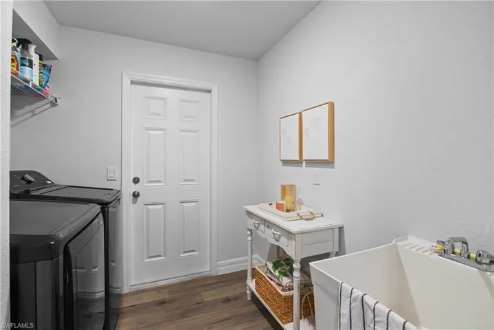 laundry room with utility tub