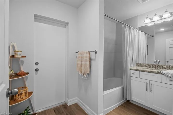 2nd bathroom with pool access