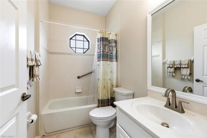7685  Meadow Lakes  DR, Naples, FL 34104
