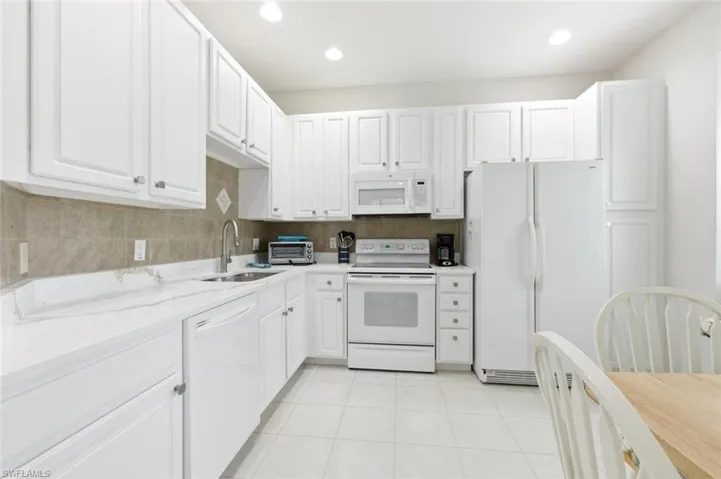 7685  Meadow Lakes  DR, Naples, FL 34104