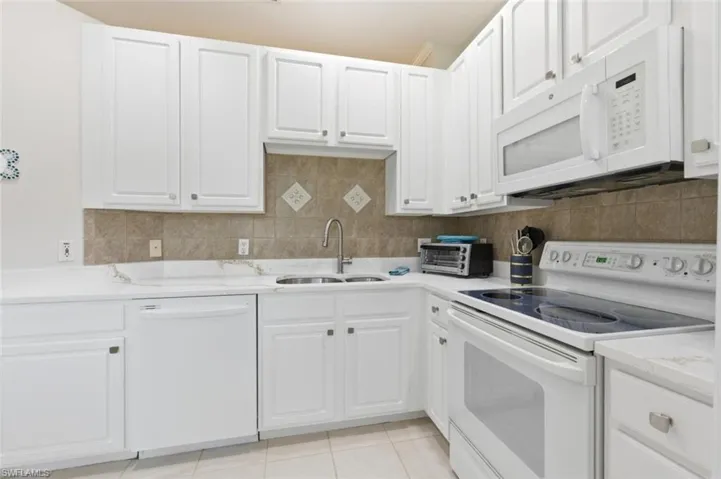 7685  Meadow Lakes  DR, Naples, FL 34104