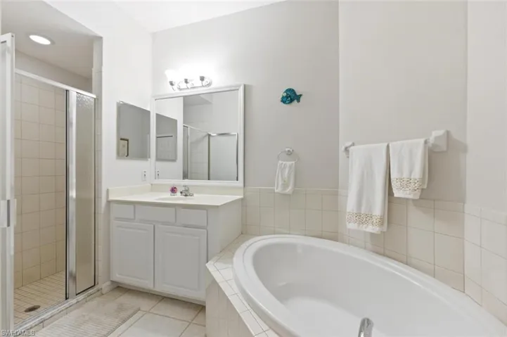 7685  Meadow Lakes  DR, Naples, FL 34104