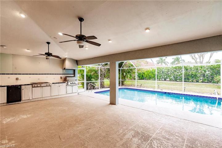 Huge Covered Lanai Space with Outdoor Kitchen Coponenents!