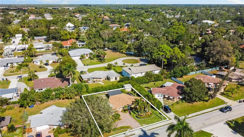 Aerial view of residential area featuring property parcel outlined