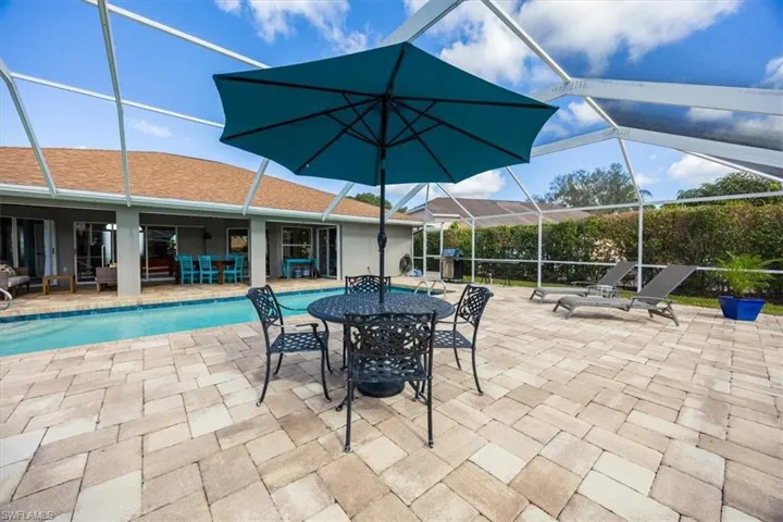 Overs-sized Lanai and Pool