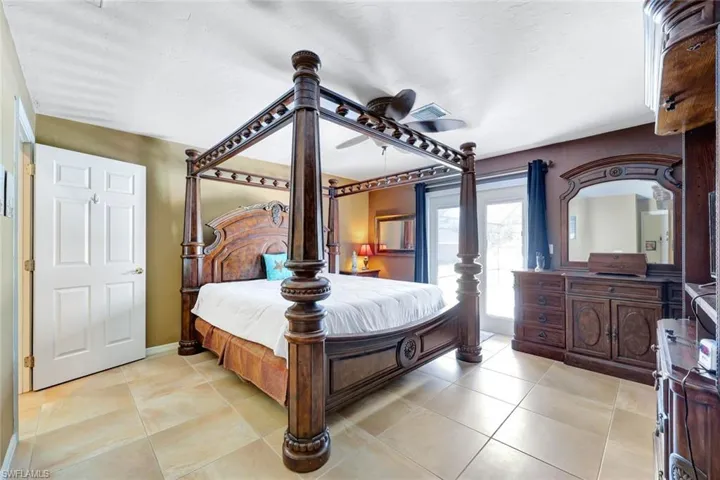 360 16th Ave Nw, Naples, Florida 34120