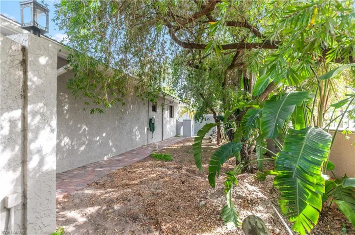 View of side yard