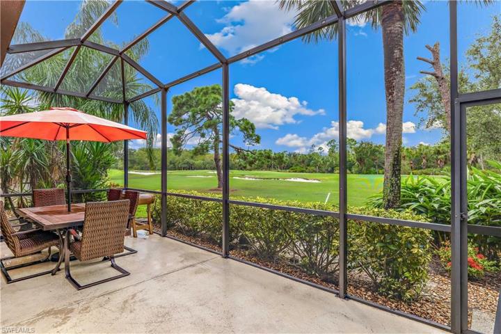 Dine in lanai and watch the evening golfers