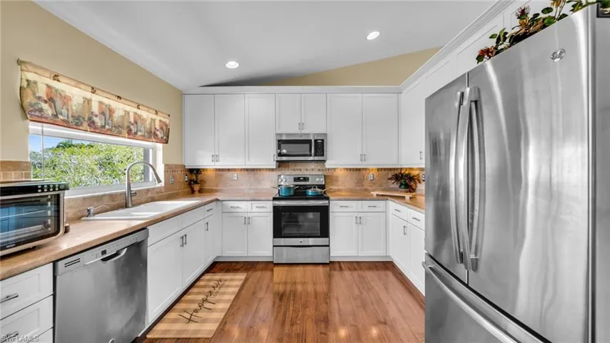Gorgeous Kitchen with Stainless steel Appliances, Big Lake View