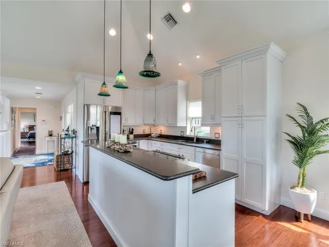 1511  Angel  DR, Sanibel, FL 33957