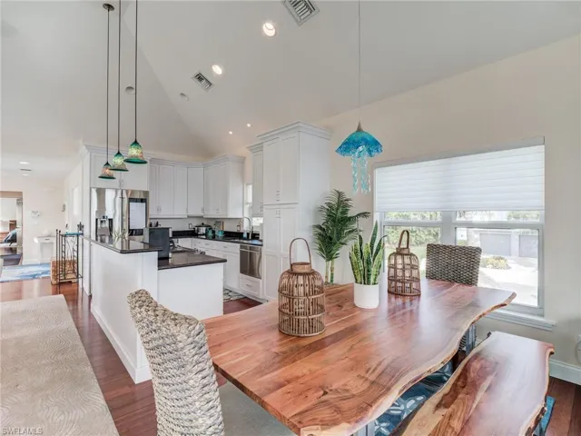 1511  Angel  DR, Sanibel, FL 33957