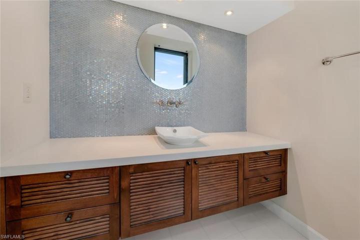 Guest Quarters Bath with full bath