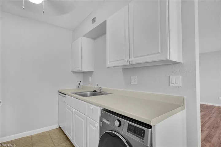 Laundry room with washer / clothes dryer and baseboards