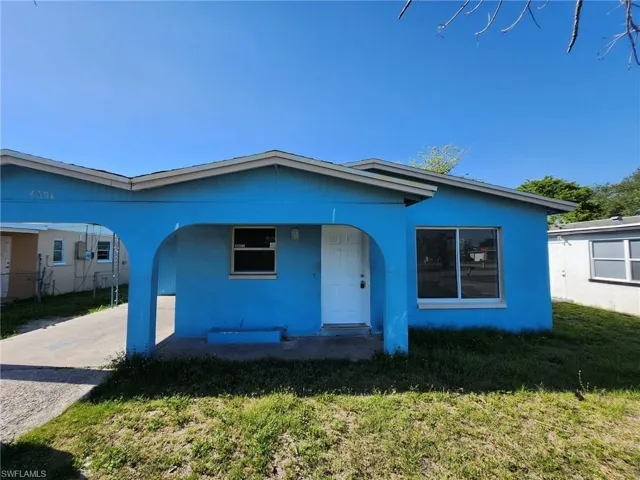 View of front of home featuring a front yard