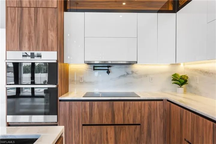 Full backsplash & Pot Filler.