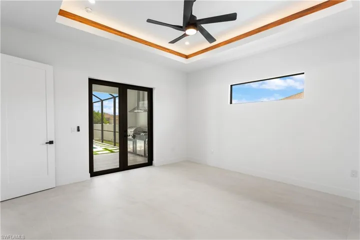 Retreat to COMMODIOUS MASTER BEDROOM!