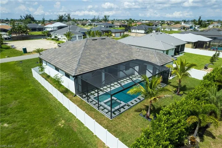 Fenced & Screened OASIS!!