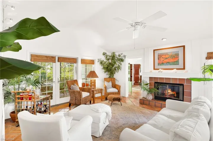 Living Room/Fireplace