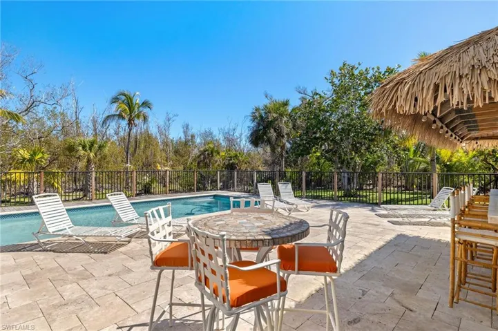Outdoor Dining & Lounge Area