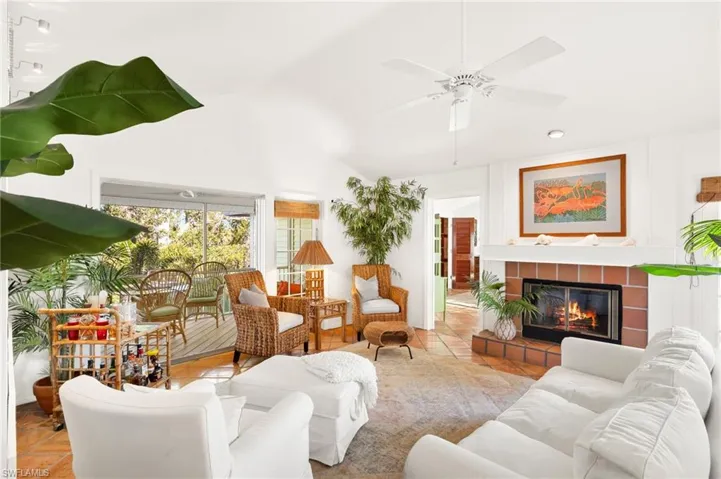 Living Room/Fireplace