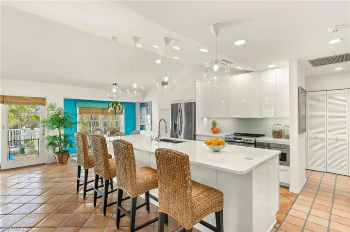 Kitchen/Breakfast Bar