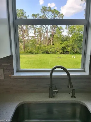 Room details with sink and decorative backsplash