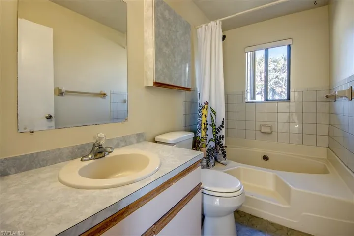 Full bathroom featuring vanity, toilet, and shower / bath combo