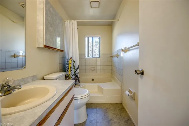 Full bathroom featuring vanity, toilet, and shower / tub combo