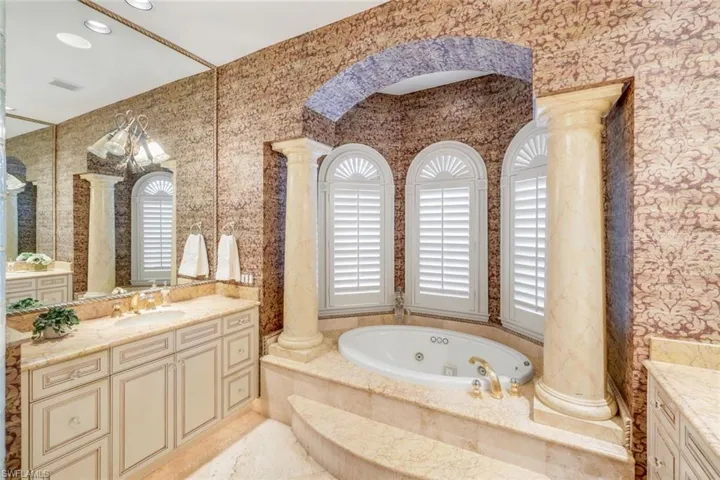 2350  Cheshire  LN, Naples, FL 34109