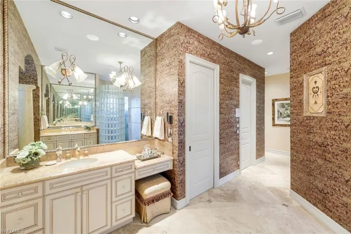 2350  Cheshire  LN, Naples, FL 34109