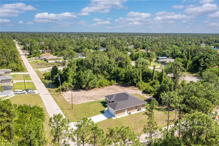 Bird's eye view featuring a wooded view