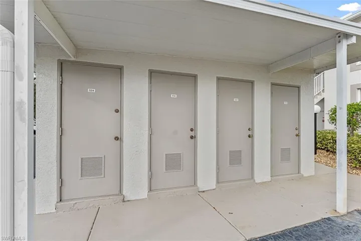 Large storage unit close to the unit.