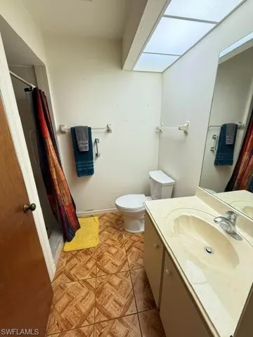 Main bathroom with walk in shower