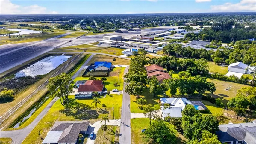 This home offers the convenience of a short taxi to FL59.