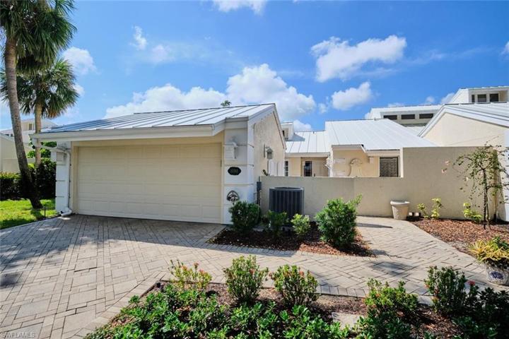 End unit attached villa home.