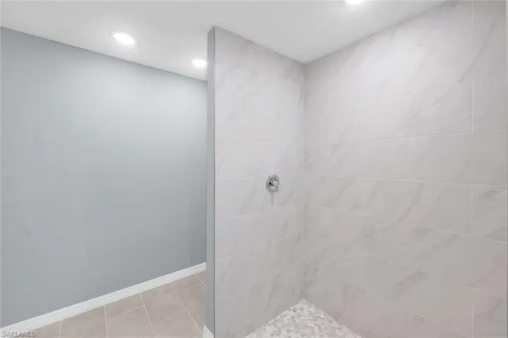 owner's ensuite bath/bano principal with walk-in closet/vestidor