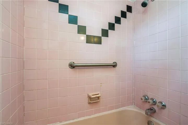 Tub with decorative tile