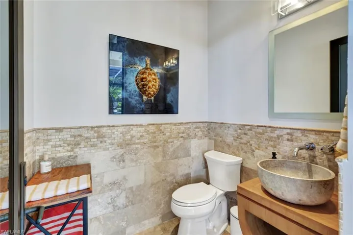 Spa pool half bathroom
