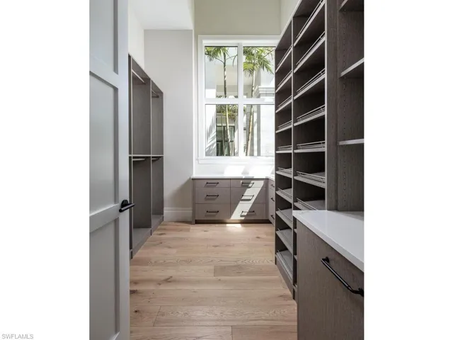Walk in Closet 2