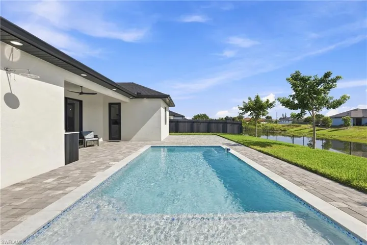 927 Ne 13th Pl, Cape Coral, Florida 33909