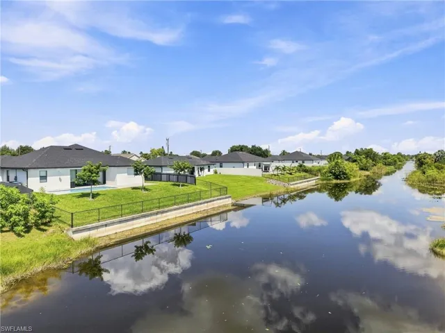 927 Ne 13th Pl, Cape Coral, Florida 33909