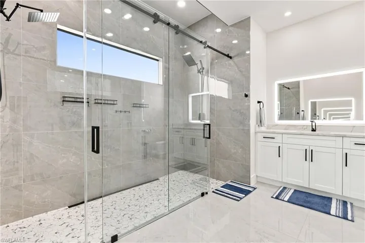 927 Ne 13th Pl, Cape Coral, Florida 33909