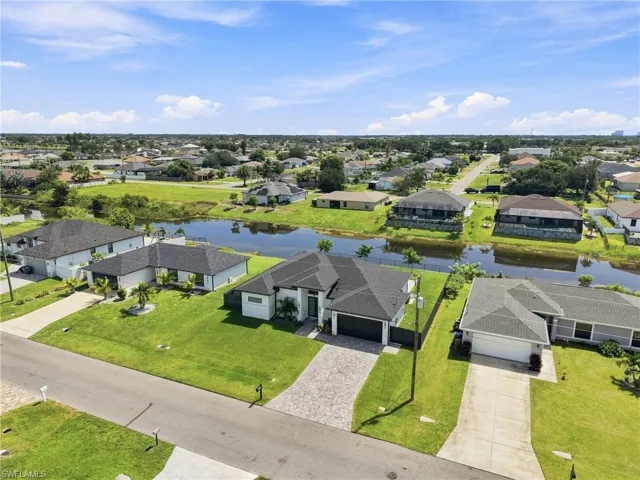 927 Ne 13th Pl, Cape Coral, Florida 33909
