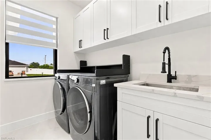 927 Ne 13th Pl, Cape Coral, Florida 33909