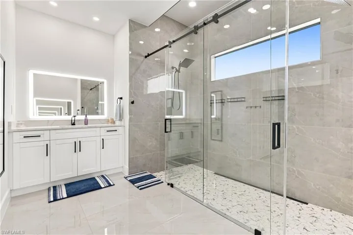 927 Ne 13th Pl, Cape Coral, Florida 33909